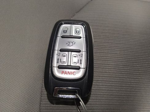 Used 2017 Chrysler Pacifica Touring FWD image 32
