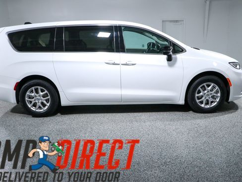 Used 2024 Chrysler Pacifica Touring-L FWD image 6