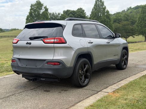 Used 2015 Jeep Cherokee Latitude FWD image 30