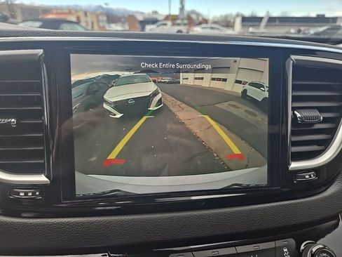 Used 2024 Chrysler Pacifica Touring-L image 21