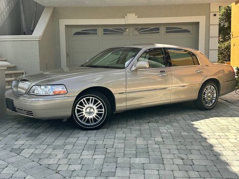 Used 2007 Lincoln Town Car Signature Limited RWD image 1