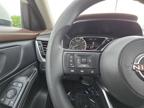 Used 2023 Nissan Rogue SV FWD image 11
