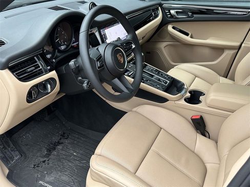 Used 2025 Porsche Macan image 4