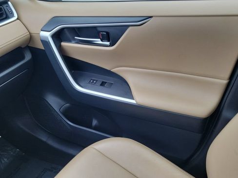 Used 2019 Toyota RAV4 XLE Premium FWD image 13