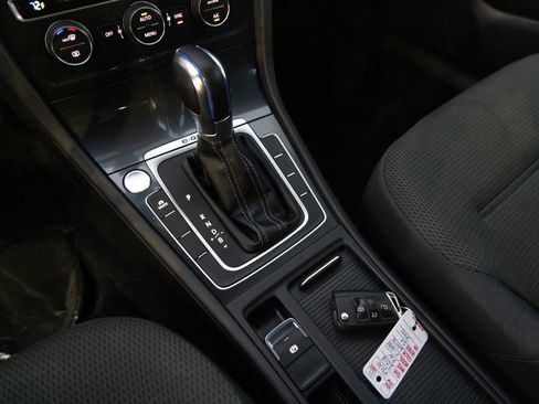 Used 2018 Volkswagen e-Golf SE image 15