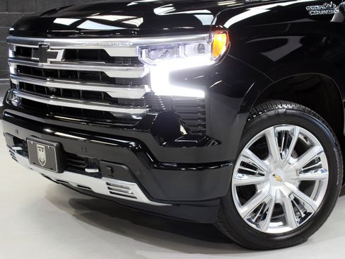 Used 2025 Chevrolet Silverado 1500 High Country w/ High Country Premium Package AWD/4WD image 5