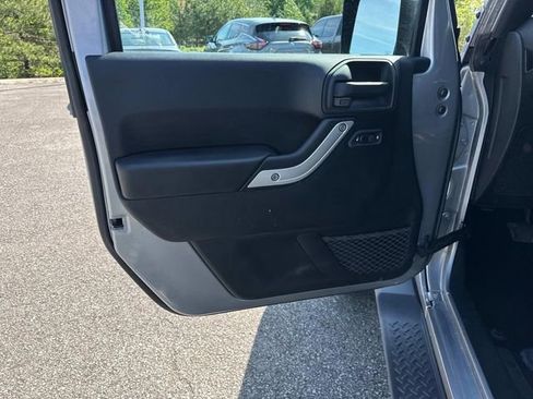 Used 2018 Jeep Wrangler Unlimited Sahara w/ Connectivity Group AWD/4WD image 25