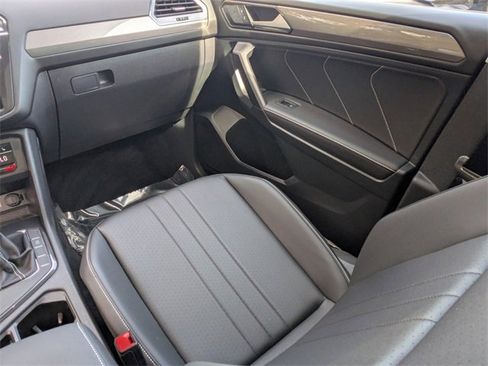 Used 2023 Volkswagen Tiguan SE w/ Panoramic Sunroof Package image 24