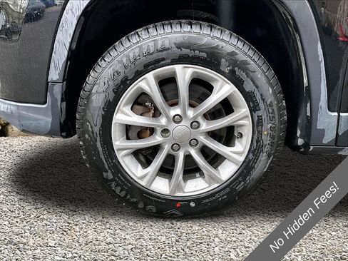 Used 2019 Jeep Cherokee Latitude w/ Cold Weather Group AWD/4WD image 9