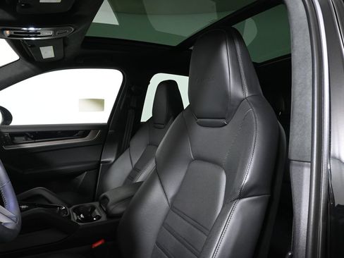 Used 2024 Porsche Cayenne Turbo AWD/4WD image 6