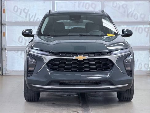 Used 2025 Chevrolet Trax LT w/ Driver Confidence Package FWD image 2