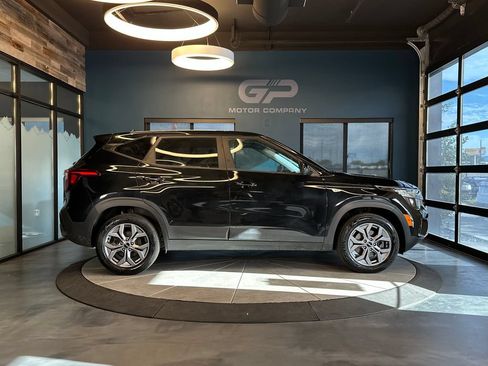 Used 2024 Kia Seltos LX AWD/4WD image 2