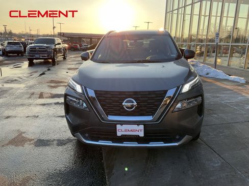 Used 2021 Nissan Rogue Platinum image 3