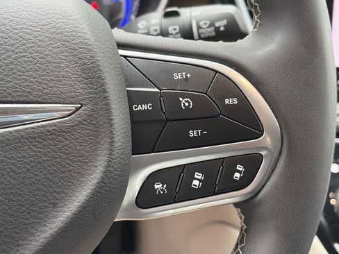 Used 2023 Chrysler Pacifica Limited image 22