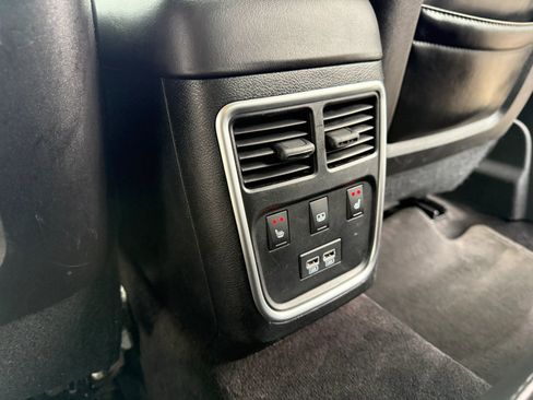 Used 2017 Chrysler 300 C RWD image 15