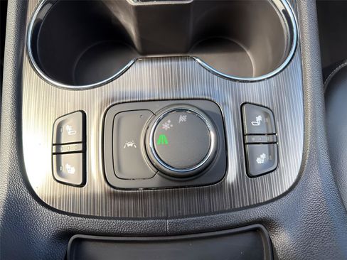 Certified 2023 GMC Acadia SLT FWD image 28