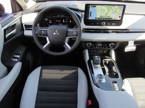 New 2025 Mitsubishi Outlander SE image 11