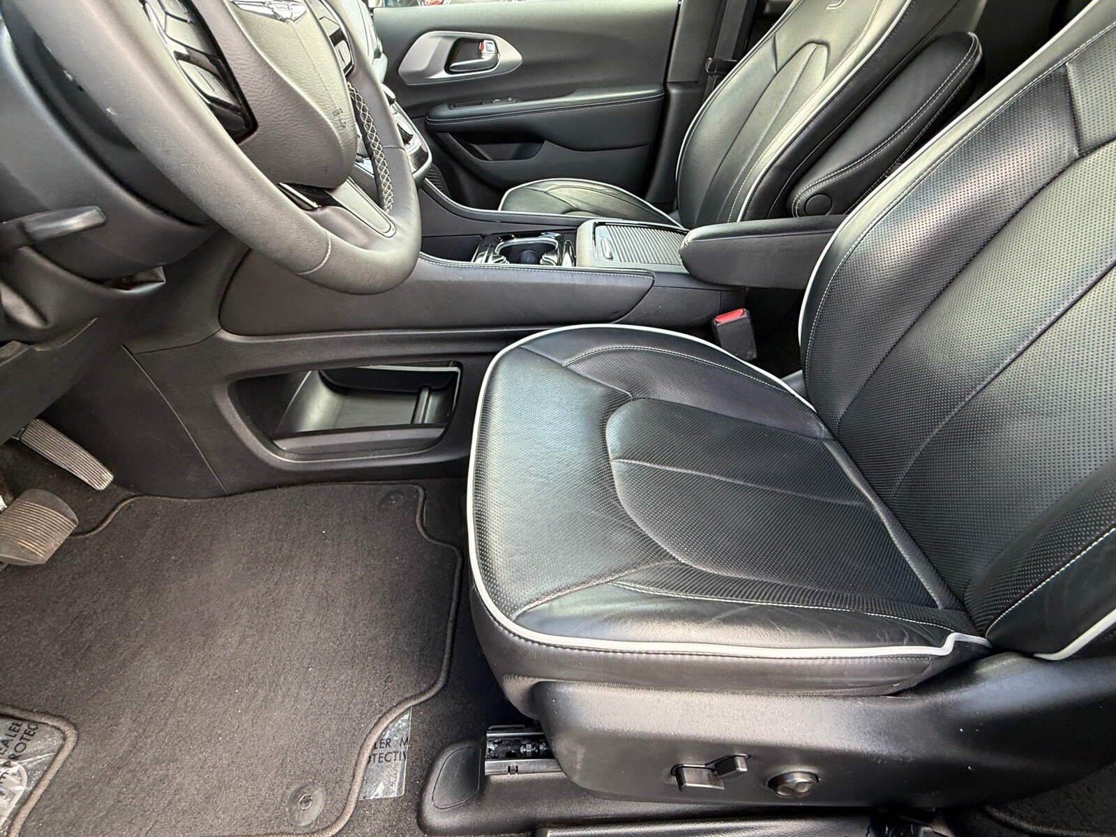 Used 2025 Chrysler Pacifica Limited FWD image 14