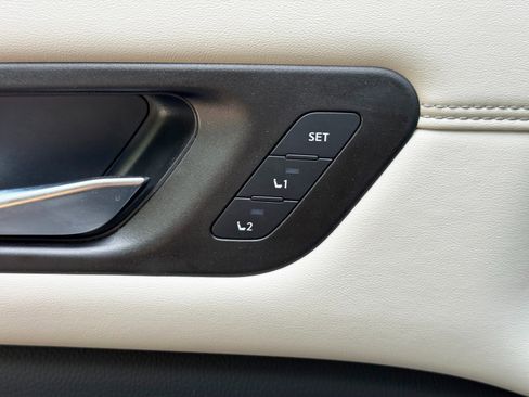 Used 2022 Nissan Pathfinder Platinum w/ Lighting Package (N93) FWD image 17