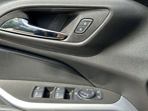 Used 2025 Chevrolet Trax LS w/ LS Convenience Package FWD image 29