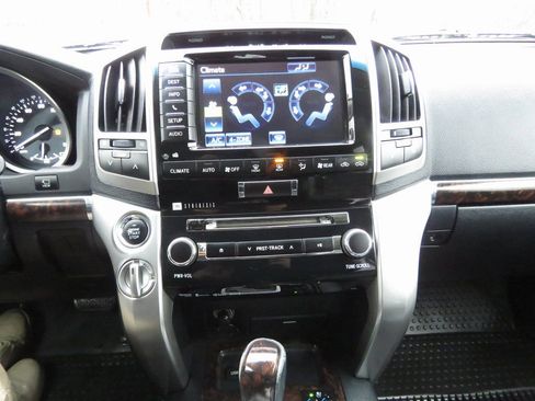 Used 2014 Toyota Land Cruiser image 25
