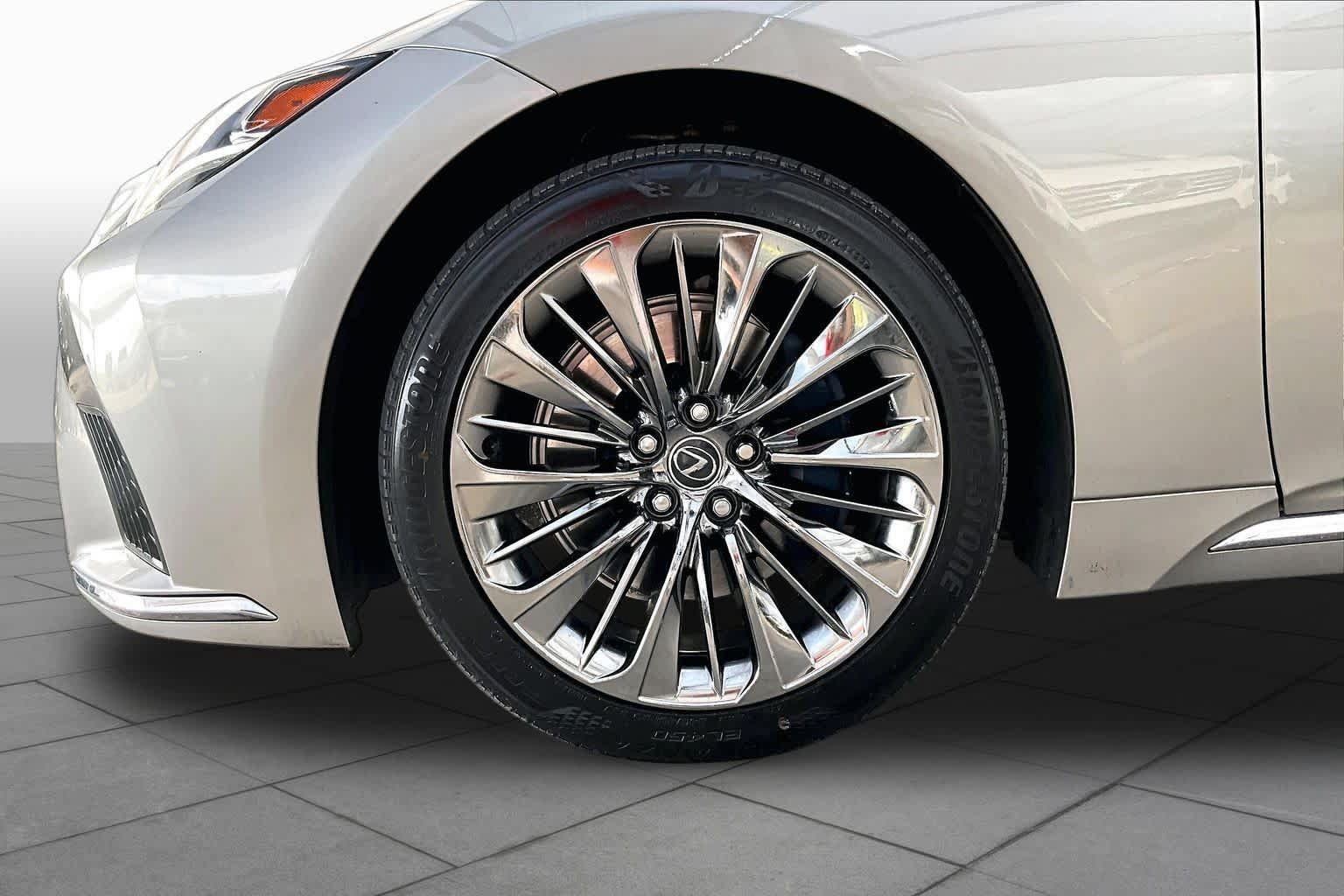 Used 2023 Lexus LS 500 w/ Accessory Package (Z2) RWD image 11