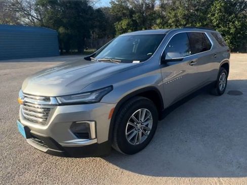 Used 2023 Chevrolet Traverse LT w/ Rear Camera Mirror Package image 4