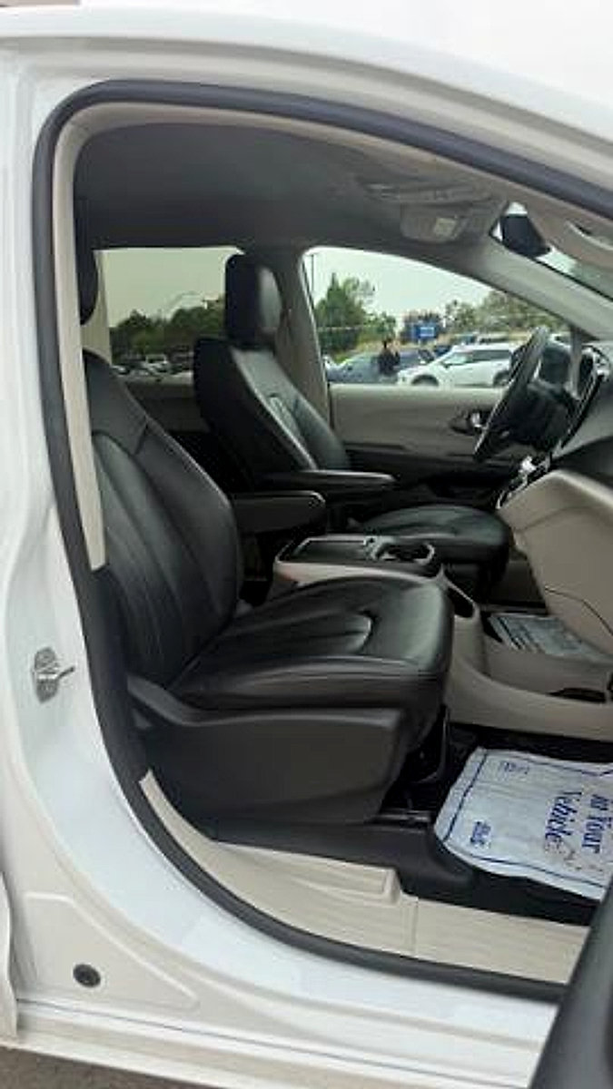 Used 2024 Chrysler Pacifica Touring-L FWD image 24