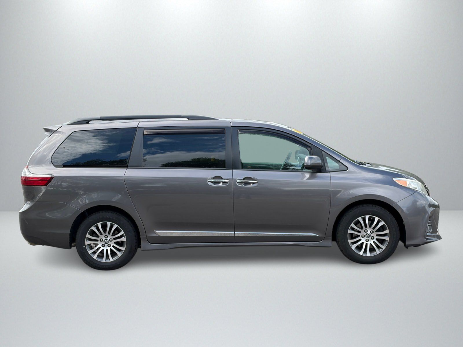 Used 2019 Toyota Sienna XLE w/ XLE Navigation Package FWD image 6