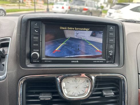 Used 2015 Chrysler Town & Country Touring FWD image 20