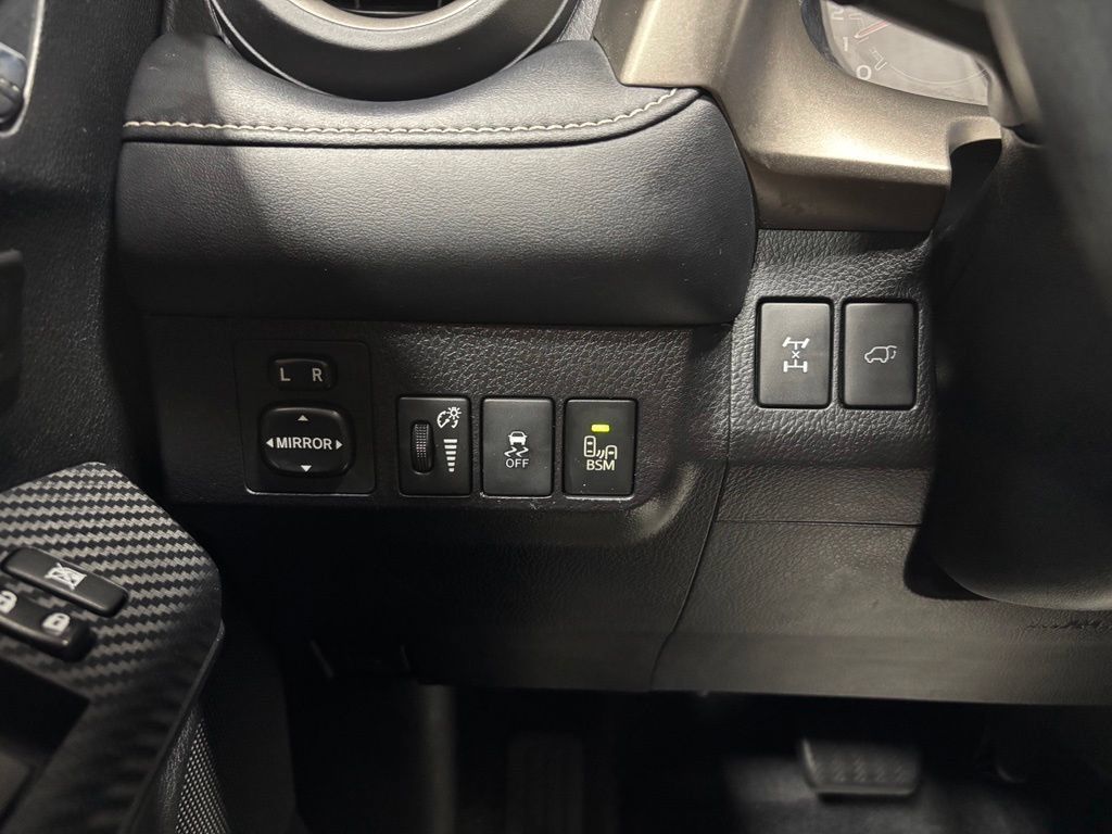 Used 2015 Toyota RAV4 Limited w/ Technology Package AWD/4WD image 17