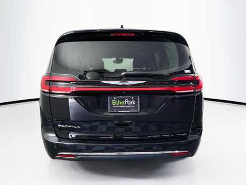 Used 2024 Chrysler Pacifica Touring-L FWD image 7
