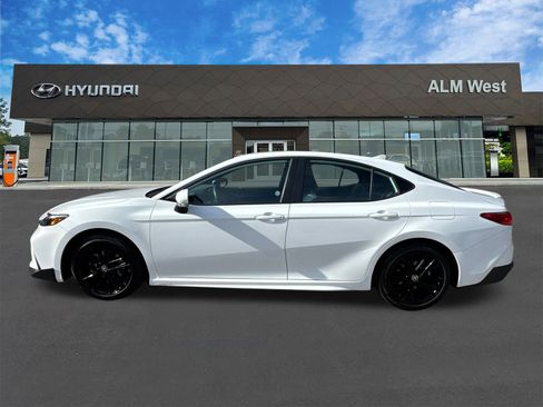 Used 2025 Toyota Camry SE image 8