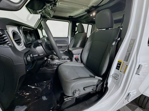 Used 2025 Jeep Wrangler Sahara w/ Safety Group image 12