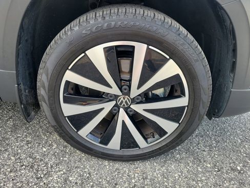 Certified 2022 Volkswagen Taos SE w/ Panoramic Sunroof Package AWD/4WD image 29