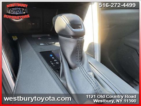 Certified 2022 Toyota Venza XLE image 33