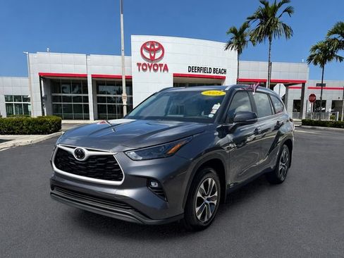 Certified 2025 Toyota Highlander XLE AWD/4WD image 3
