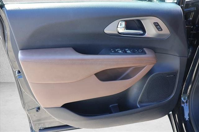Used 2020 Chrysler Pacifica Limited FWD image 12