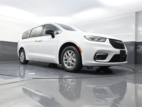 New 2026 Chrysler Pacifica Select image 17