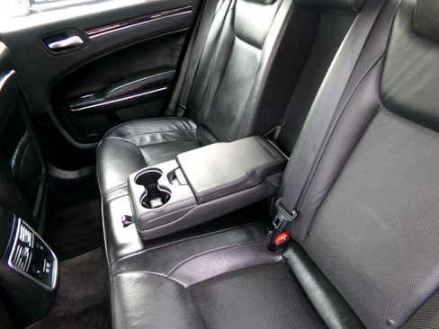 Used 2018 Chrysler 300 Limited image 32