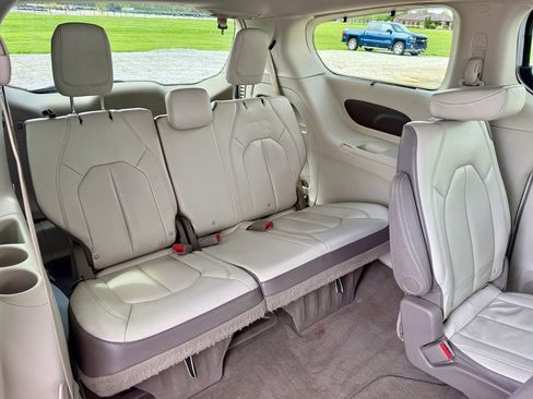 Used 2017 Chrysler Pacifica Touring-L FWD image 18