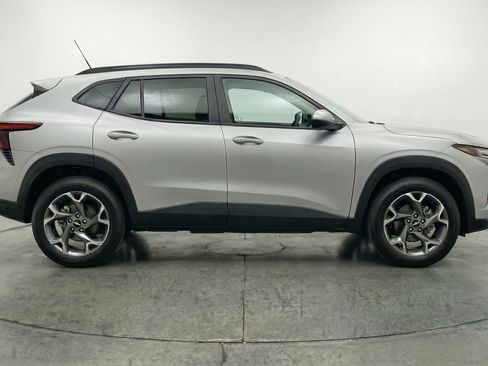 Used 2025 Chevrolet Trax LT FWD image 11