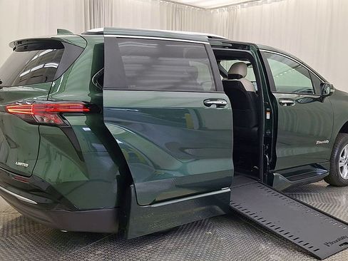 Used 2026 Toyota Sienna Limited FWD image 4