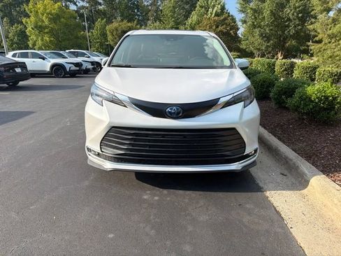 Used 2024 Toyota Sienna XLE FWD image 5