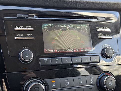 Used 2017 Nissan Rogue S image 33