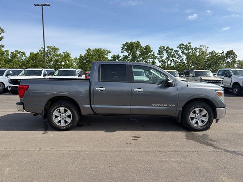 Used 2018 Nissan Titan SV image 5