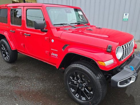 Used 2024 Jeep Wrangler Unlimited Sahara w/ Technology Group AWD/4WD image 2