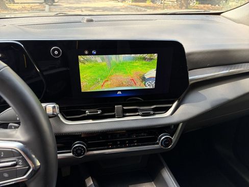 Used 2025 Chevrolet Equinox LT FWD image 24