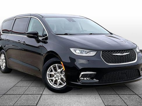Used 2024 Chrysler Pacifica Touring-L FWD image 2