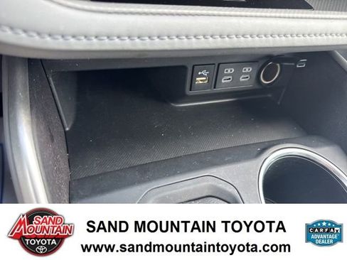 Used 2024 Toyota Highlander XLE AWD/4WD image 22
